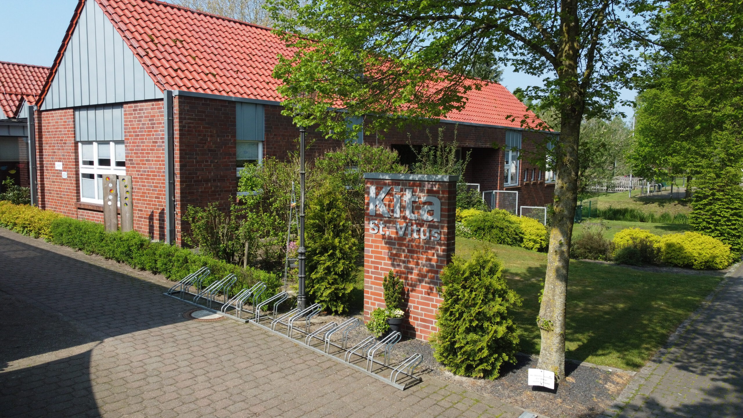 Luftaufnahme der Kita St. Vitus Venhaus mit Kirche