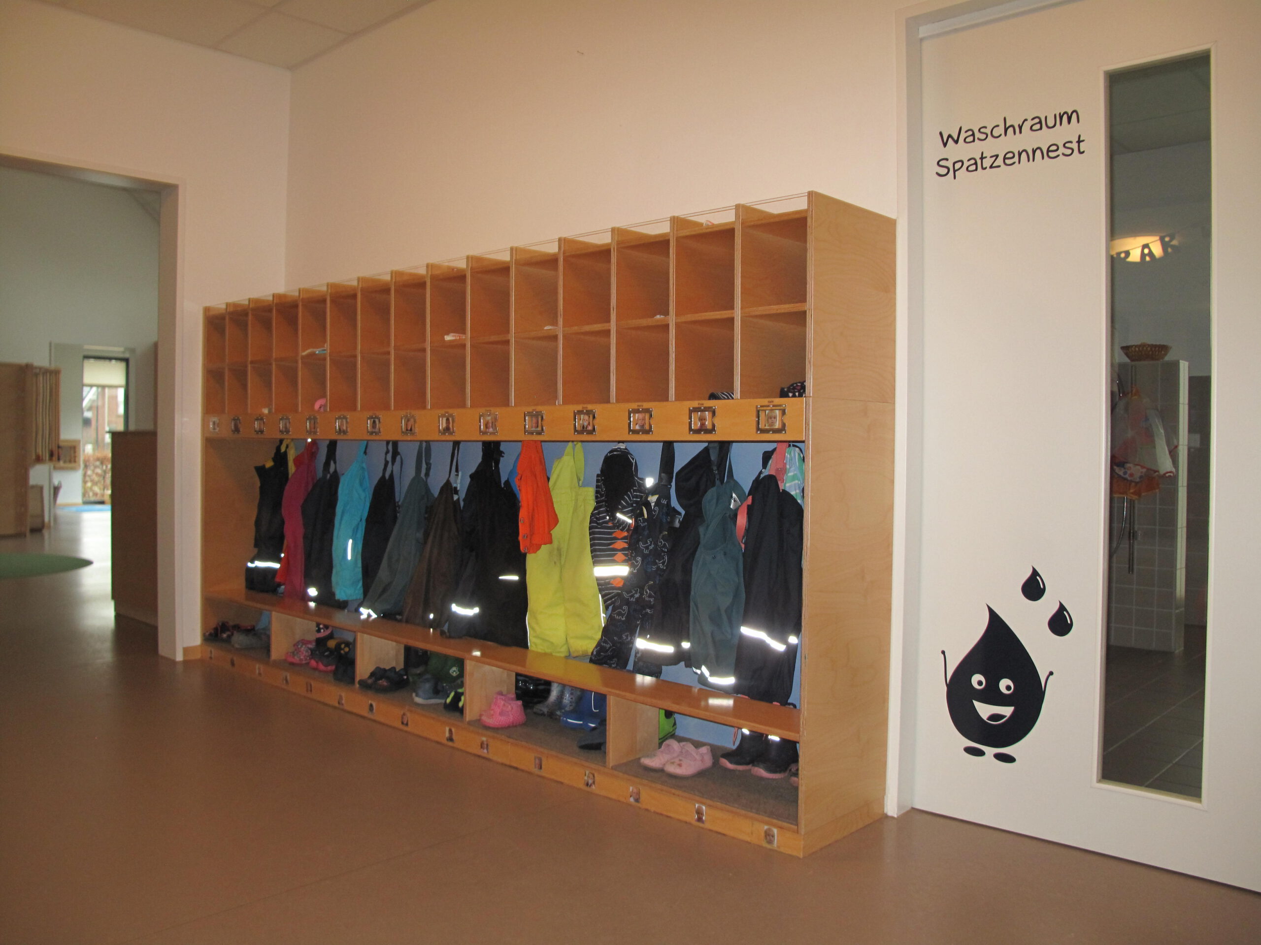 Etwas Ordnung muss sein: Die Garderobe der Spatzen.