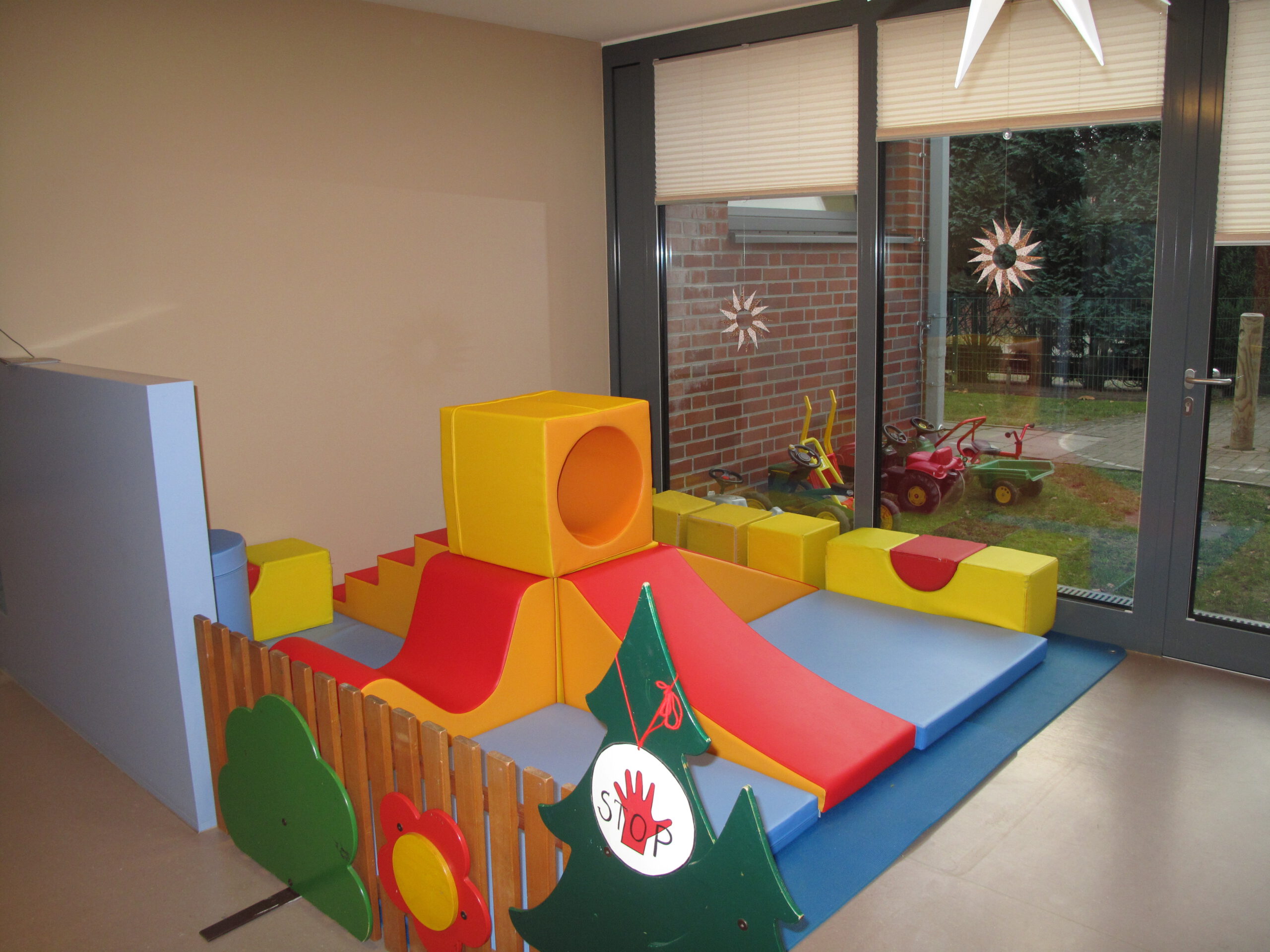 Hier können die Kinder aus dem Spatzennest bauen und toben!