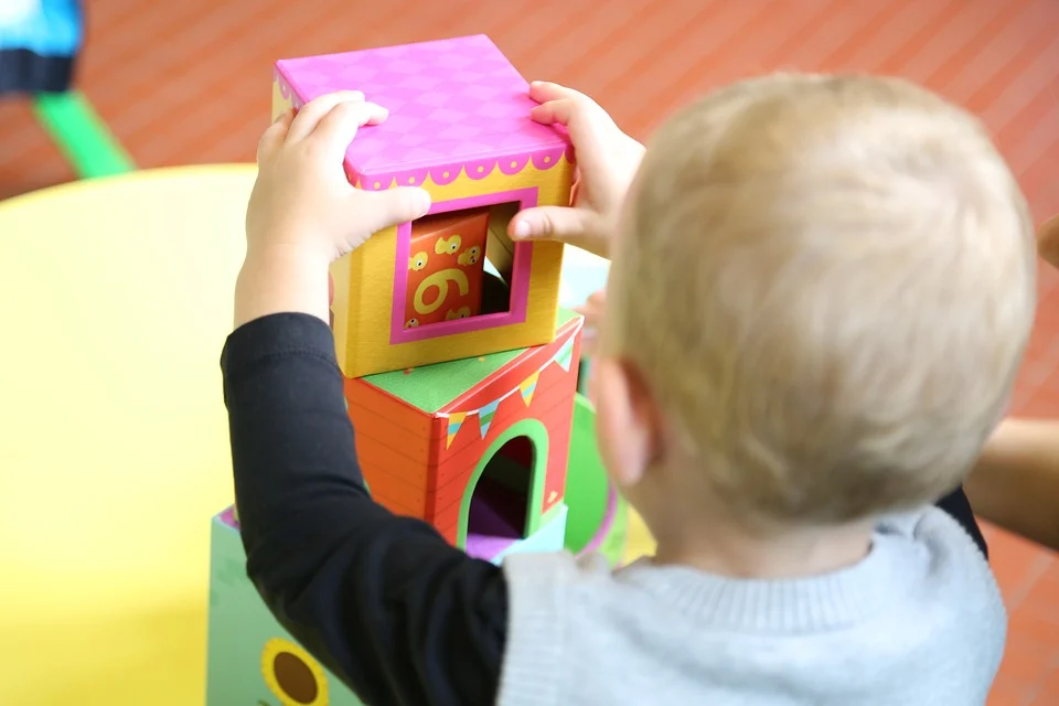 Kinder spielen im Kindergarten