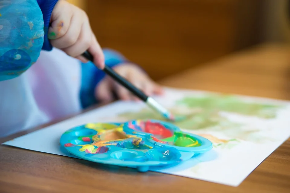Kleinkinder spielen am Tisch in der Krippe